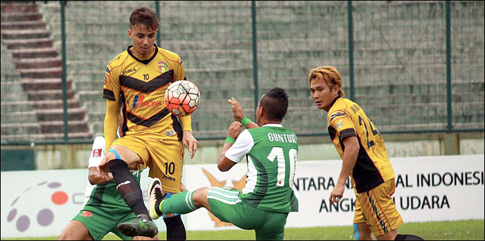 Suasana laga PS TNI vs Mitra Kukar di Stadion Siliwangi, Bandung, yang berkesudahan 1-4 bagi kemenangan Mitra Kukar 