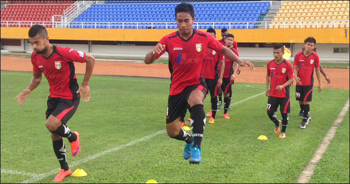 Para pemain Mitra Kukar saat melakukan latihan di Stadion Gelora Sriwijaya, Jakabaring, Palembang, Sabtu (28/05) sore