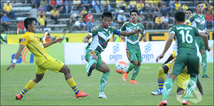 Kapten tim Mitra Kukar Bayu Pradana (tengah) berupaya memotong bola yang dikuasai pemain Persegres Gresik United
