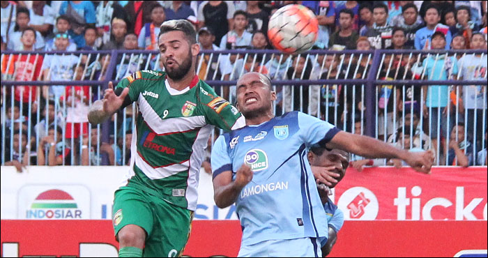 Striker Mitra Kukar Marlon Da Silva berebut bola di jantung pertahanan Persela Lamongan