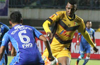 Striker berkebangsaan Timor Leste, Alan Leandro, mencoba melewati hadangan pemain Persib