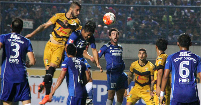 Striker Mitra Kukar Marlon Da Silva menyundul bola ke arah gawang Persib Bandung. Marlon  mencetak  satu gol saat Mitra Kukar kalah 2-1 dari Persib Bandung, Sabtu (18/06) malam