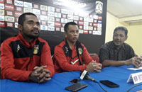 Pelatih Mitra Kukar Jafri Sastra didampingi Abdul Gamal saat memberikan keterangan pers jelang laga Derby Kaltim di Balikpapan