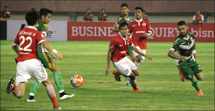 Suasana duel antara Persija Jakarta vs Mitra Kukar di Stadion Manahan, Solo, yang berakhir imbang 1-1
