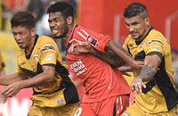 Zikri Akbar dan Arthur Cunha mengapit pemain Semen Padang FC, Vendri Mofu