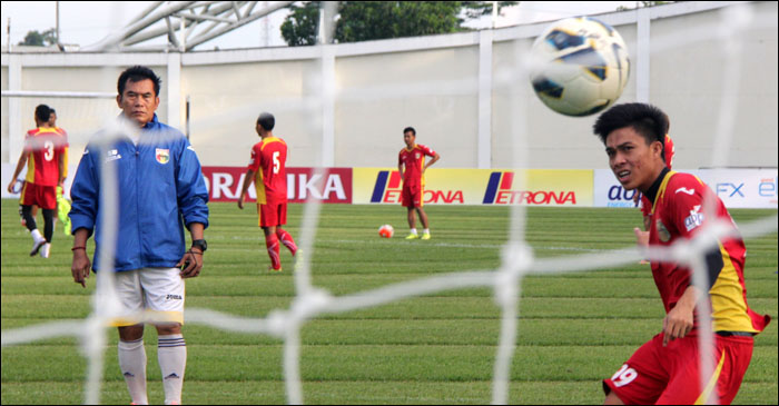 Pelatih Subangkit memperhatikan Yogi Rahadian melakukan sundulan dalam sesi latihan di Stadion Aji Imbut, Kamis sore 
