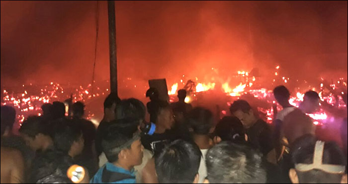 Ratusan warga setempat mengerumuni lokasi kebakaran di RT 4 desa Sidomulyo, Kecamatan Tabang, Kamis (10/08) jelang tengah malam