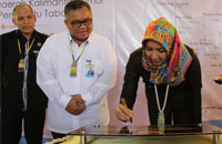 Bupati Rita Widyasari menandatangani prasasti peresmian kantor BPD Kaltim KCP Tabang