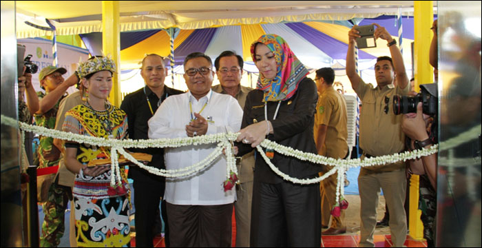 Didampingi Dirut Bankaltim Zainuddin Fanani, Bupati Kukar Rita Widyasari meresmikan beroperasinya Bankaltim KCP Tabang di desa Bila Talang, Selasa (29/03) kemarin