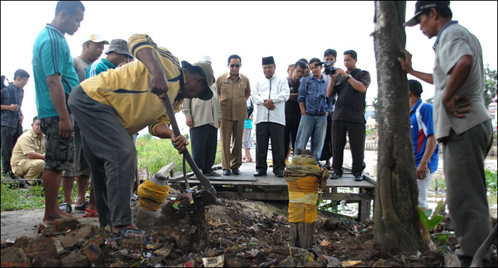 Proses pembongkaran kuburan tua di lokasi eks pemukiman Tanjong mendapat perhatian serius dari Asisten IV Setkab Kukar H Bahrul dan Sekretaris DCKTR H Chairul Anwar