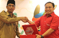 Plt Sekkab Kukar H Marli menerima cendera mata dari GM ICT Operation Telkomsel Regional Kalimantan, Hersetyo Pramono