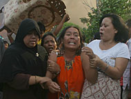 Seorang ibu menangis histeris setelah rumahnya ludes terbakar. Sebanyak 290 jiwa warga RT 21 Kelurahan Panji kehilangan tempat tinggal