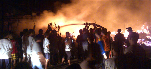 Kebakaran di Jalan Kartini RT 17 Kelurahan Melayu, Tenggarong, mengakibatkan 5 rumah ludes terbakar dan 2 rumah rusak ringan