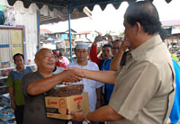 Wabup Kukar HM Ghufron Yusuf menyerahkan bantuan secara simbolis kepada Ketua RT 17 Melayu, H Muhtar Yahya