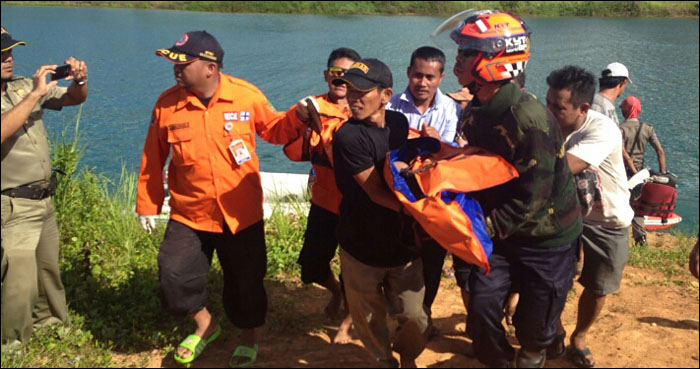 Petugas mengevakuasi jasad Muliadi yang tenggelam di kolam eks tambang di Loa Ipuh Darat, Tenggarong, Rabu (16/12) kemarin
