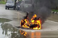 Terbakarnya sepeda motor Honda Scoopy di Tenggarong ini diduga dipicu oleh meledaknya rokok elektrik