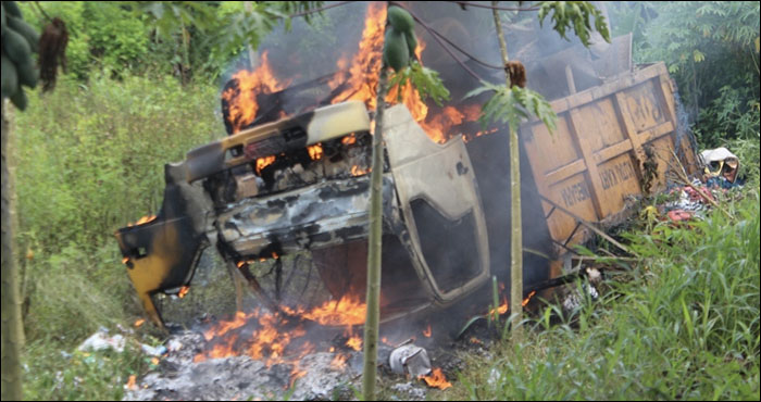 Truk sampah milik Pemkab Kukar terguling dan terbakar di sebuah lahan kosong di tepi Jalan Gunung Belah, Tenggarong, Selasa (03/01) siang