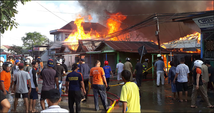 Petugas PMK dibantu aparat serta warga berupaya memadamkan kebakaran di Jalan Gunung Kinibalu, Tenggarong