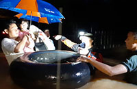 Tim Rescue Satpol PP Kukar membantu mengevakuasi warga di Jalan Tambak Rel