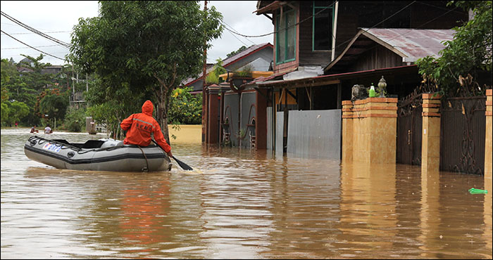Jalan Tambak Rel, Tenggarong, lumpuh total setelah terendam banjir hingga leher orang dewasa