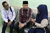 Didampingi Komisioner KPAI Kaltim Adji Suwignyo, Ketua DPRD Kukar Salehuddin mendengarkan penuturan nenek korban