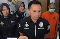 Kasat Reskrim AKP Damus Asa didampingi Kanit PPA Aiptu Irma Ekawati saat memberikan keterangan pers kepada awak media