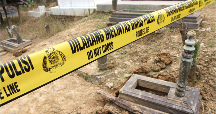 Garis polisi yang dipasang petugas Polsek Tenggarong masih terbentang di lokasi pengrusakan nisan di kuburan Bekotok, Kelurahan Loa Ipuh, Tenggarong