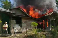 Kebakaran di Bukit Biru mengakibatkan 1 rumah ludes terbakar dan 1 rumah terbakar sebagian di bagian dapur