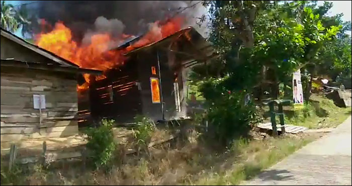 Kobaran api saat melahap rumah warga RT 17 Kelurahan Bukit Biru, Tenggarong, Sabtu (1201) pagi
