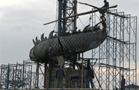 Pekerja mulai merakit badan naga di bundaran CBD Tenggarong