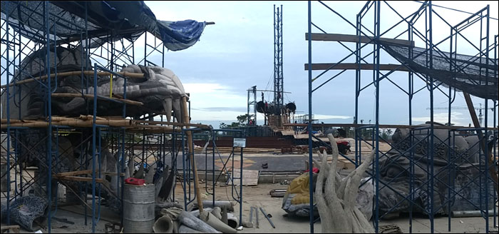 Dua kepala naga siap dipasang setelah bagian badan hingga ekor rampung dikerjakan