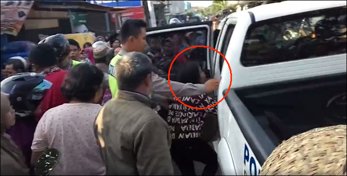 Polisi menggiring Dw ke dalam mobil operasional Polsek Tenggarong setelah kedapatan mencuri perhiasan di toko emas Banjar Baru