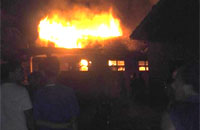 Kebakaran di Kelurahan Jahab tadi malam menghanguskan 1 buah rumah warga