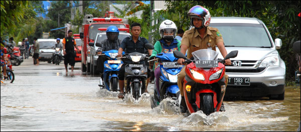 Genangan air ikut merendam sebagian Jalan Naga, Kelurahan Timbau, Tenggarong, hingga siang tadi