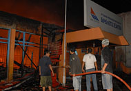 Petugas PMK Kukar bersama warga berupaya memadamkan api yang berkobar