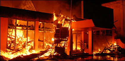 Api berkobar hebat di gedung Bank BPR BePeDe Kutai Sejahtera, Selasa (23/03) dini hari