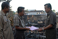 Pj Bupati Kukar Sulaiman Gafur (kanan) menyerahkan bantuan pribadi kepada Ketua RT 22 Kelurahan Panji, H Supirman