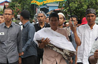 Kerabat dan warga Jalan Gunung Gandek ikut mengantar jasad Maulida menuju tempat peristirahatan terakhirnya