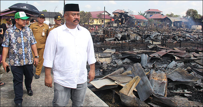 Bupati Kukar Edi Damansyah saat meninjau lokasi kebakaran di Gang Sentosa, Kelurahan Loa Ipuh, Tenggarong, Selasa (19/03) pagi