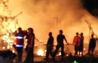 Petugas PMK bersama relawan dan warga berupaya memadamkan api yang masih berkobar