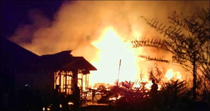Kebakaran hebat yang melanda kawasan pemukiman penduduk di Kelurahan Loa Ipuh, Tenggarong, menghanguskan puluhan rumah warga