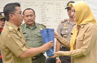 Camat Tenggarong Mulyadi secara simbolis menerima bantuan pribadi dari Bupati Rita Widyasari