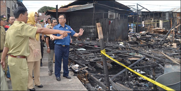 Bupati Kukar Rita Widyasari saat meninjau lokasi kebakaran di Kelurahan Loa Ipuh, Tenggarong, Selasa (05/08) kemarin
