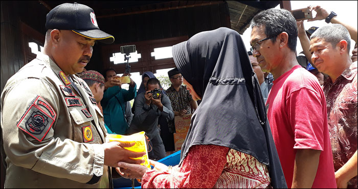 Usai meninjau lokasi kebakaran, Plt Bupati Kukar Edi Damansyah menyerahkan bantuan untuk para korban kebakaran di Jalan Gunung Ulu Kedang Pahu, Tenggarong, Kamis (13/09) siang