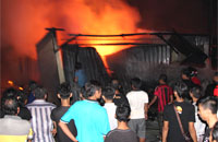 Kebakaran di Jalan Mayjen Panjaitan menghanguskan sedikitnya 12 bangunan