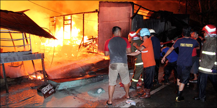 Petugas PMK berupaya memadamkan api yang berkobar di kawasan RT 9 Kelurahan Loa Ipuh, Tenggarong, Kamis (17/09) malam