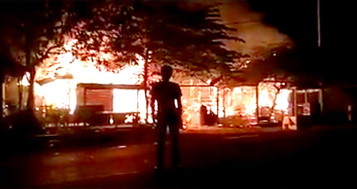 Kebakaran di KM 14 jalan poros Tenggarong-Kota Bangun menghanguskan 3 buah rumah warga RT 3 Kelurahan Loa Ipuh Darat 