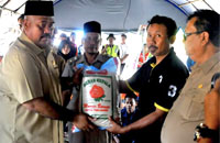 Sekkab Kukar Edi Damansyah menyerahkan bantuan Pemkab Kukar untuk korban musibah kebakaran di KM 19 Kelurahan Loa Ipuh Darat