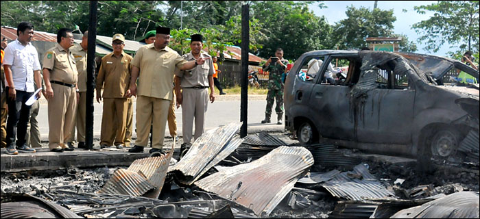 Sekkab Kukar Edi Damansyah saat meninjau lokasi kebakaran di kawasan KM 19 Jalan Poros Tenggarong-Kota Bangun, Kelurahan Loa Ipuh Darat, Tenggarong