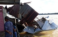 Selain fisik rumah rusak berat, sejumlah perabot rumah milik Iskandar juga rusak dan tercebur dalam sungai